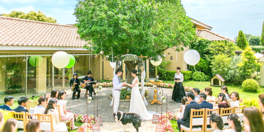 青々としたガーデンの全景とセレモニーの風景